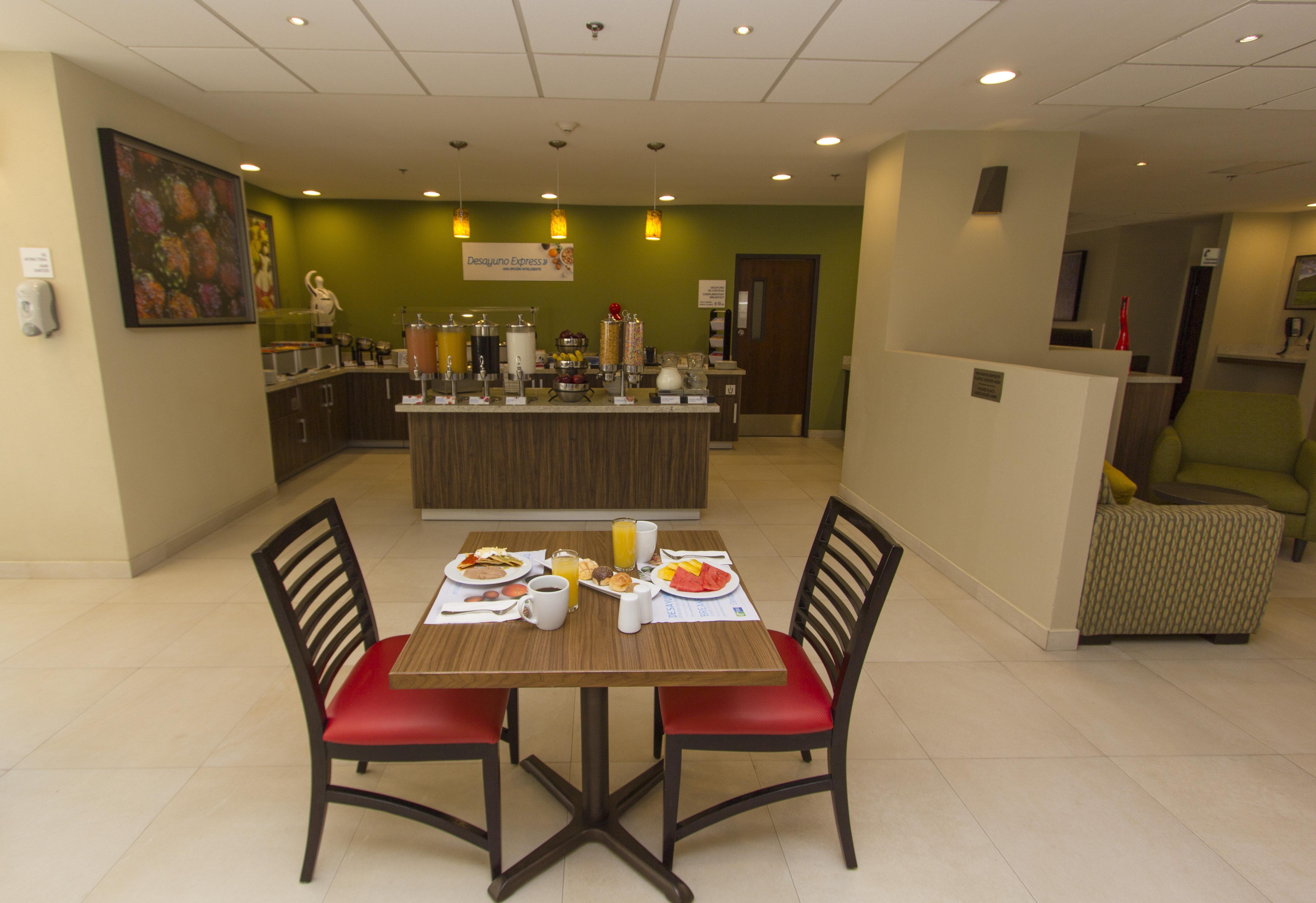 Holiday Inn Express Guadalajara Aeropuerto By Ihg Las Pintas Esterno foto