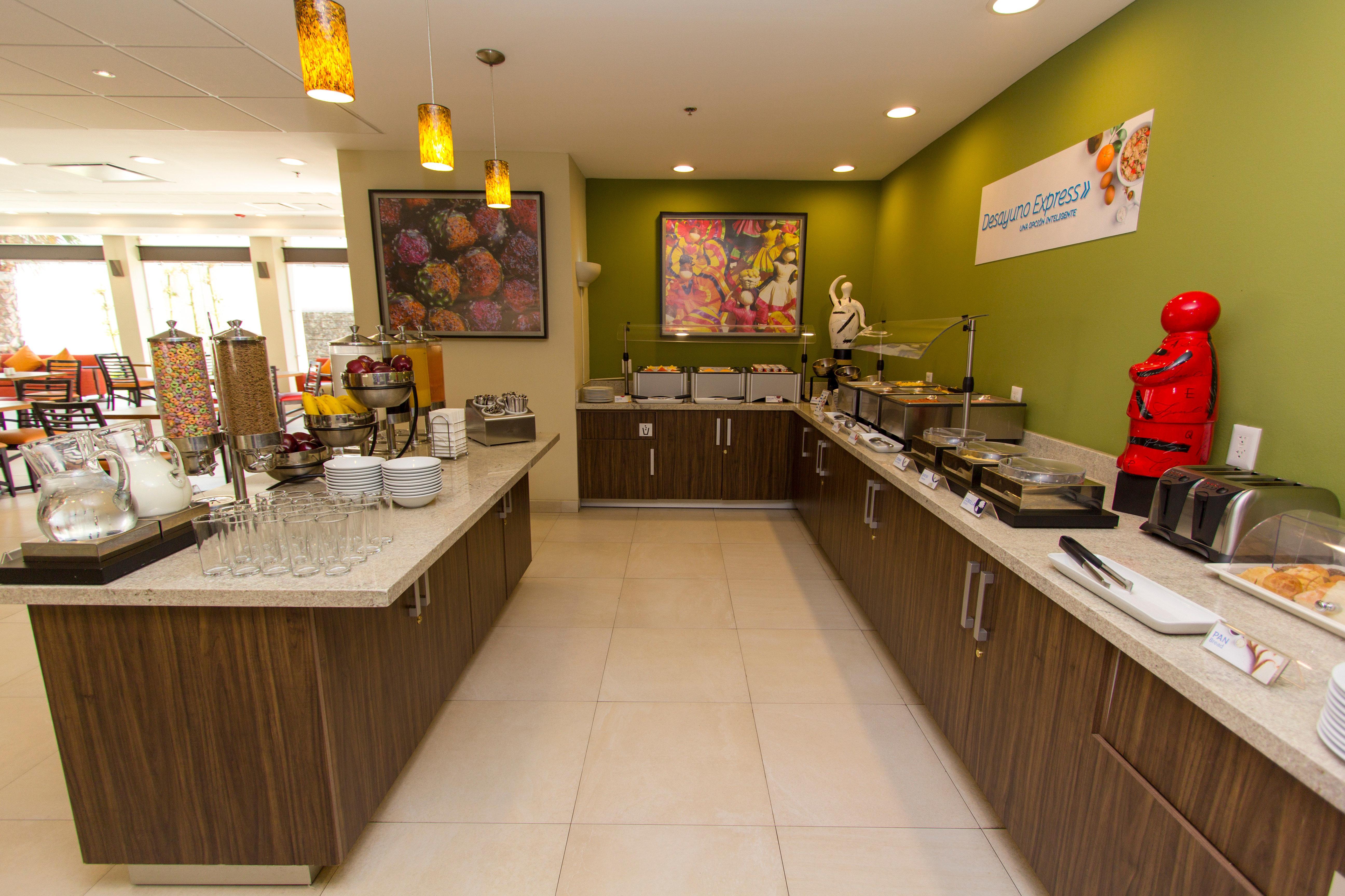 Holiday Inn Express Guadalajara Aeropuerto By Ihg Las Pintas Esterno foto
