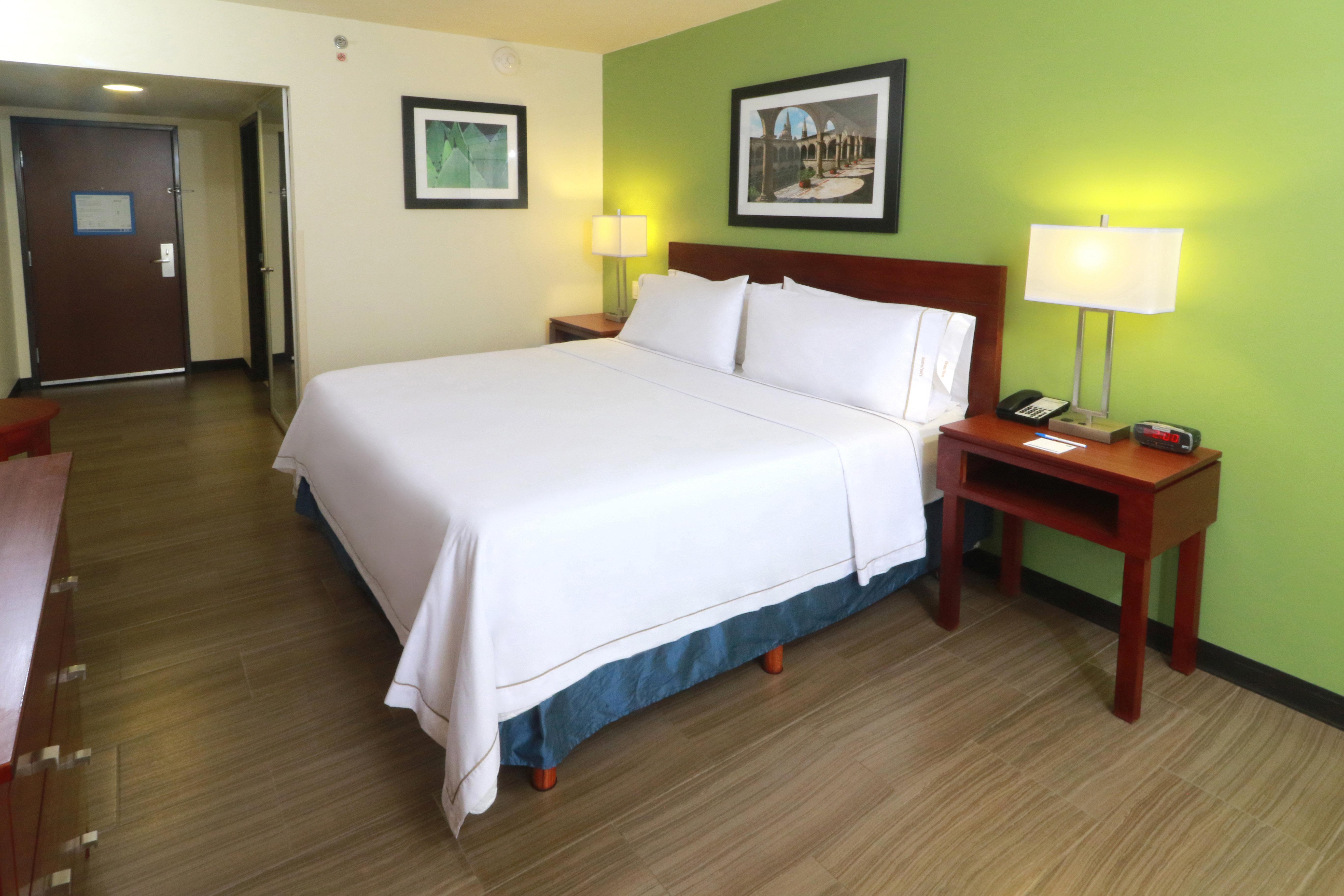 Holiday Inn Express Guadalajara Aeropuerto By Ihg Las Pintas Esterno foto