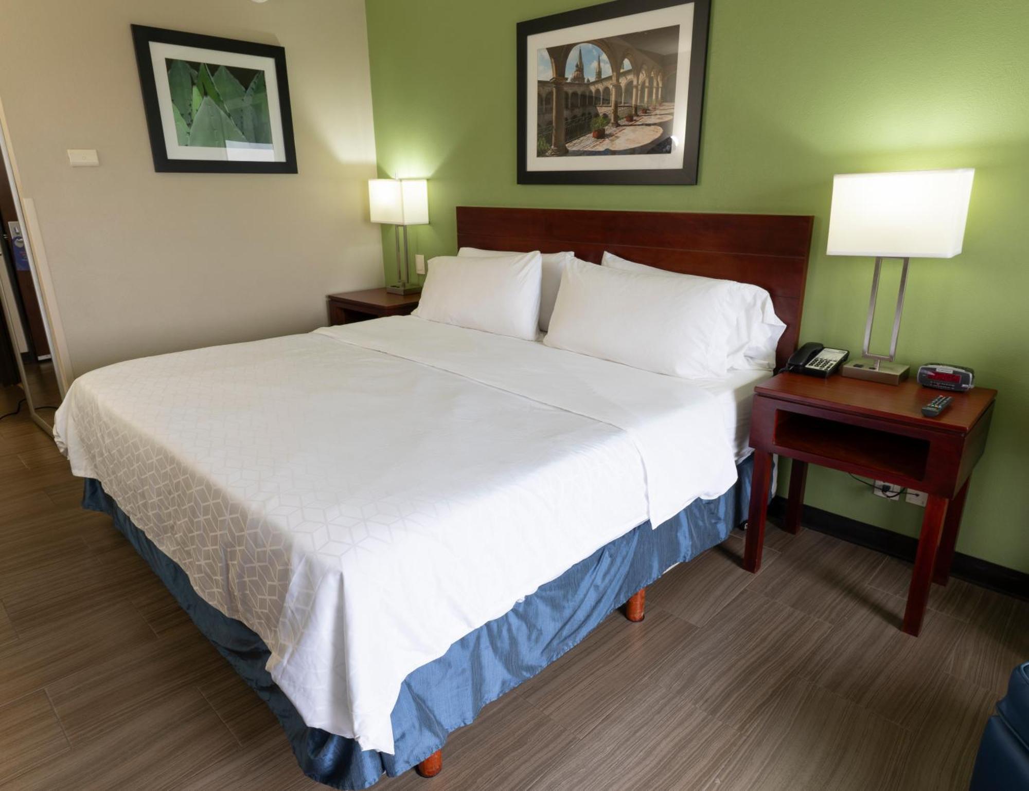 Holiday Inn Express Guadalajara Aeropuerto By Ihg Las Pintas Esterno foto