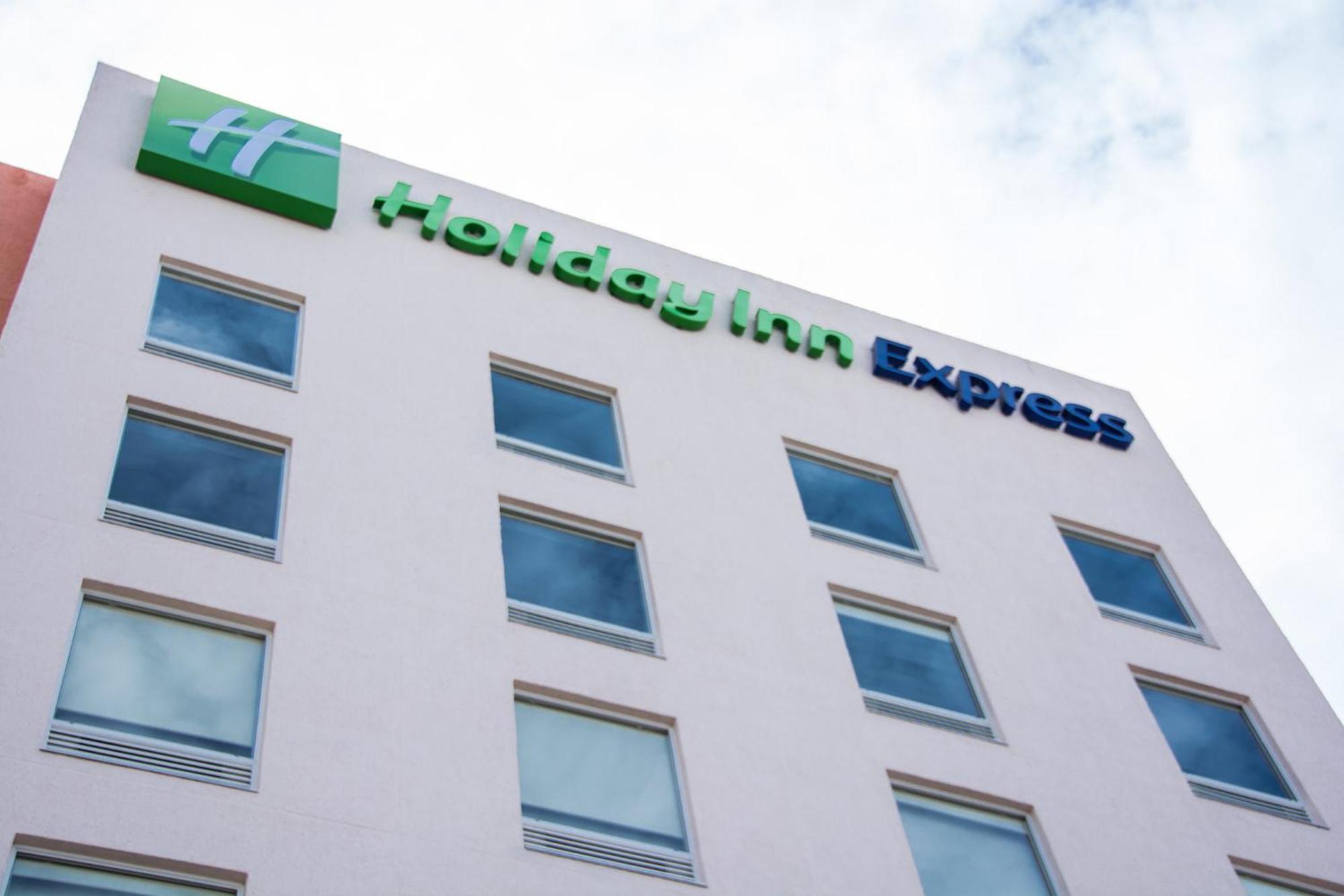 Holiday Inn Express Guadalajara Aeropuerto By Ihg Las Pintas Esterno foto