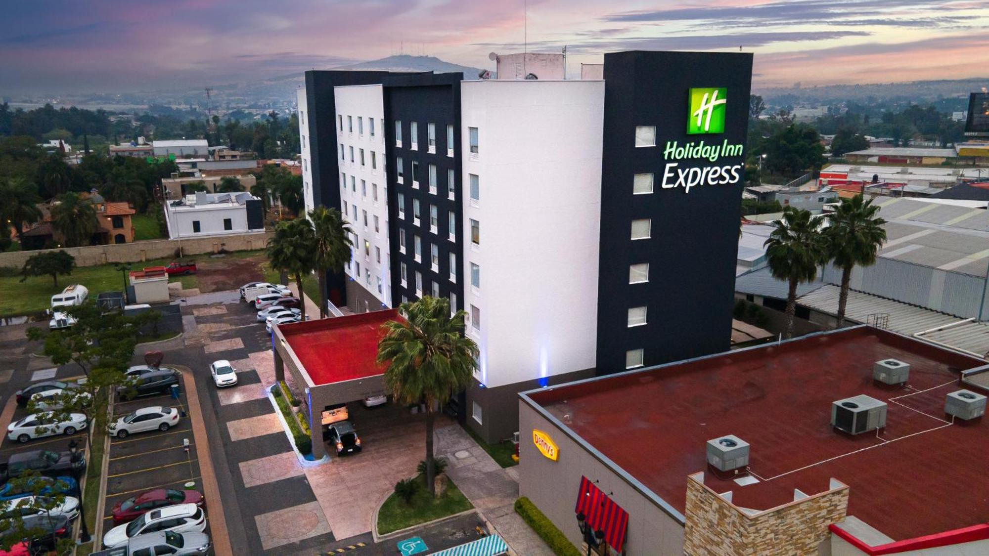 Holiday Inn Express Guadalajara Aeropuerto By Ihg Las Pintas Esterno foto