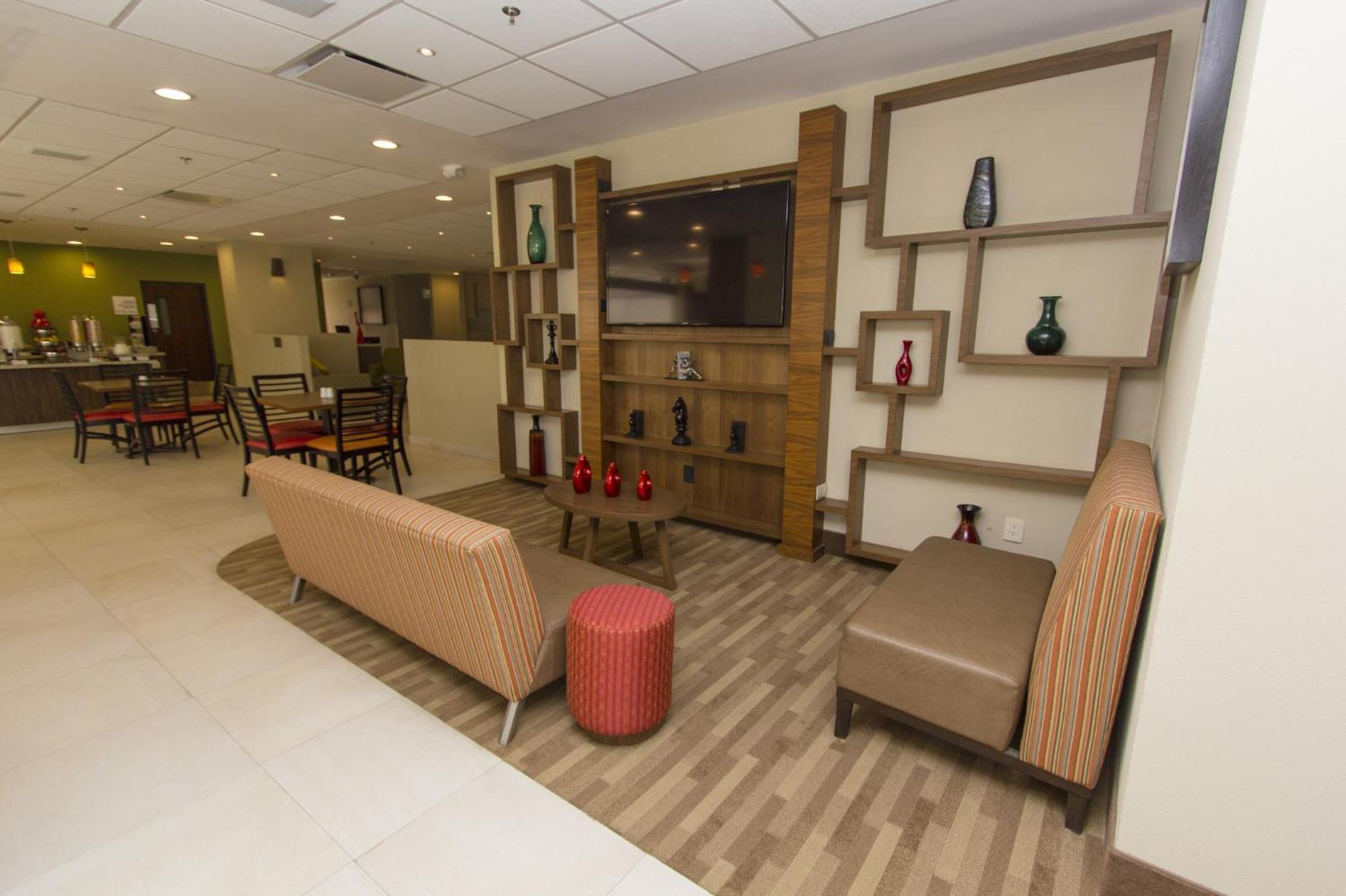 Holiday Inn Express Guadalajara Aeropuerto By Ihg Las Pintas Esterno foto