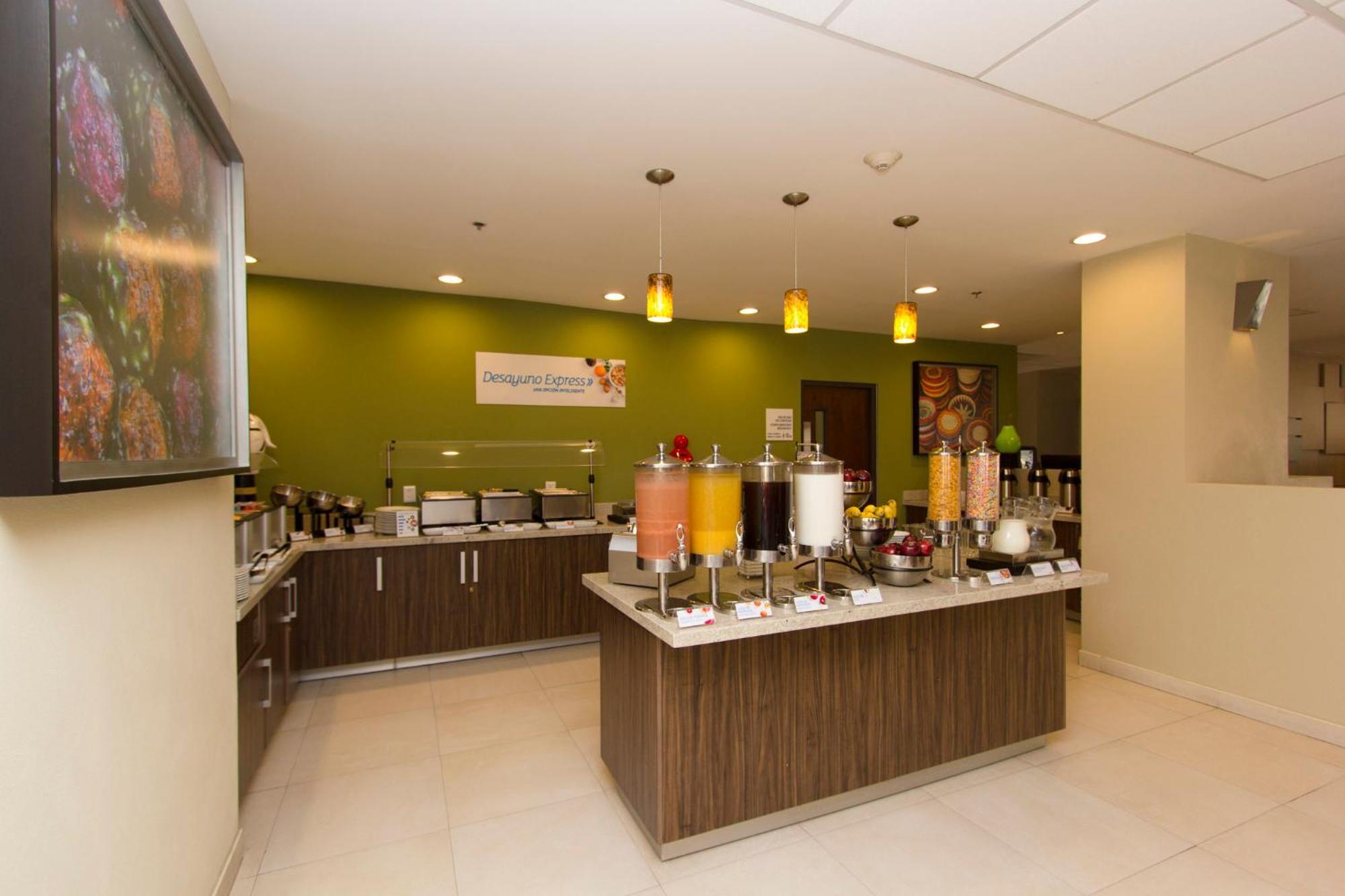Holiday Inn Express Guadalajara Aeropuerto By Ihg Las Pintas Esterno foto