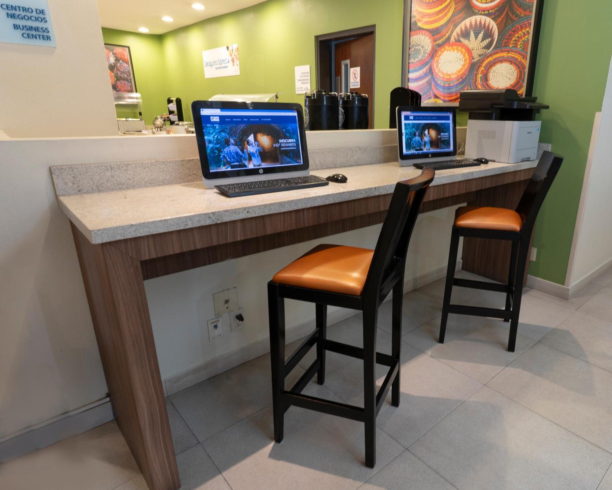 Holiday Inn Express Guadalajara Aeropuerto By Ihg Las Pintas Esterno foto