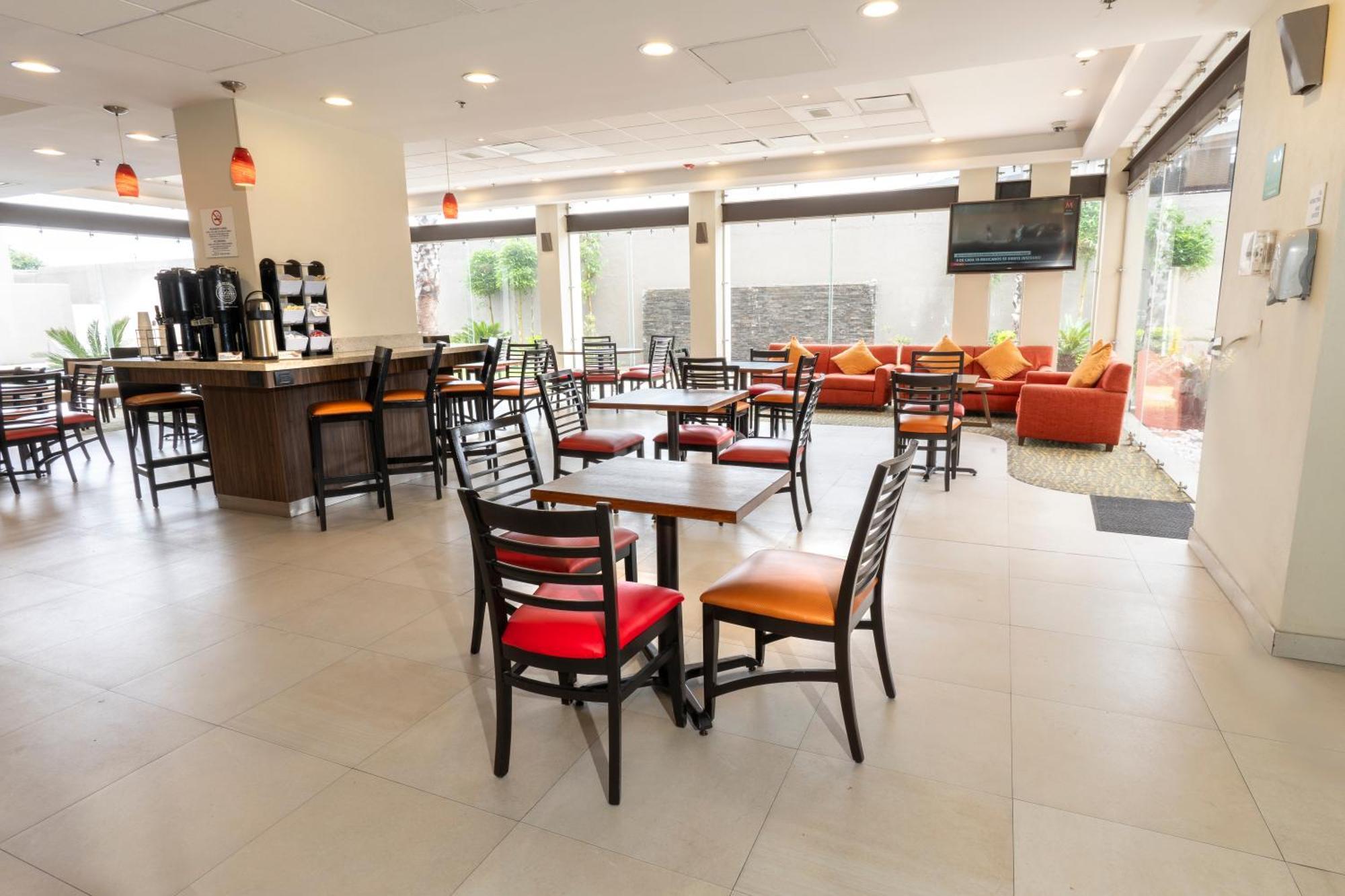 Holiday Inn Express Guadalajara Aeropuerto By Ihg Las Pintas Esterno foto