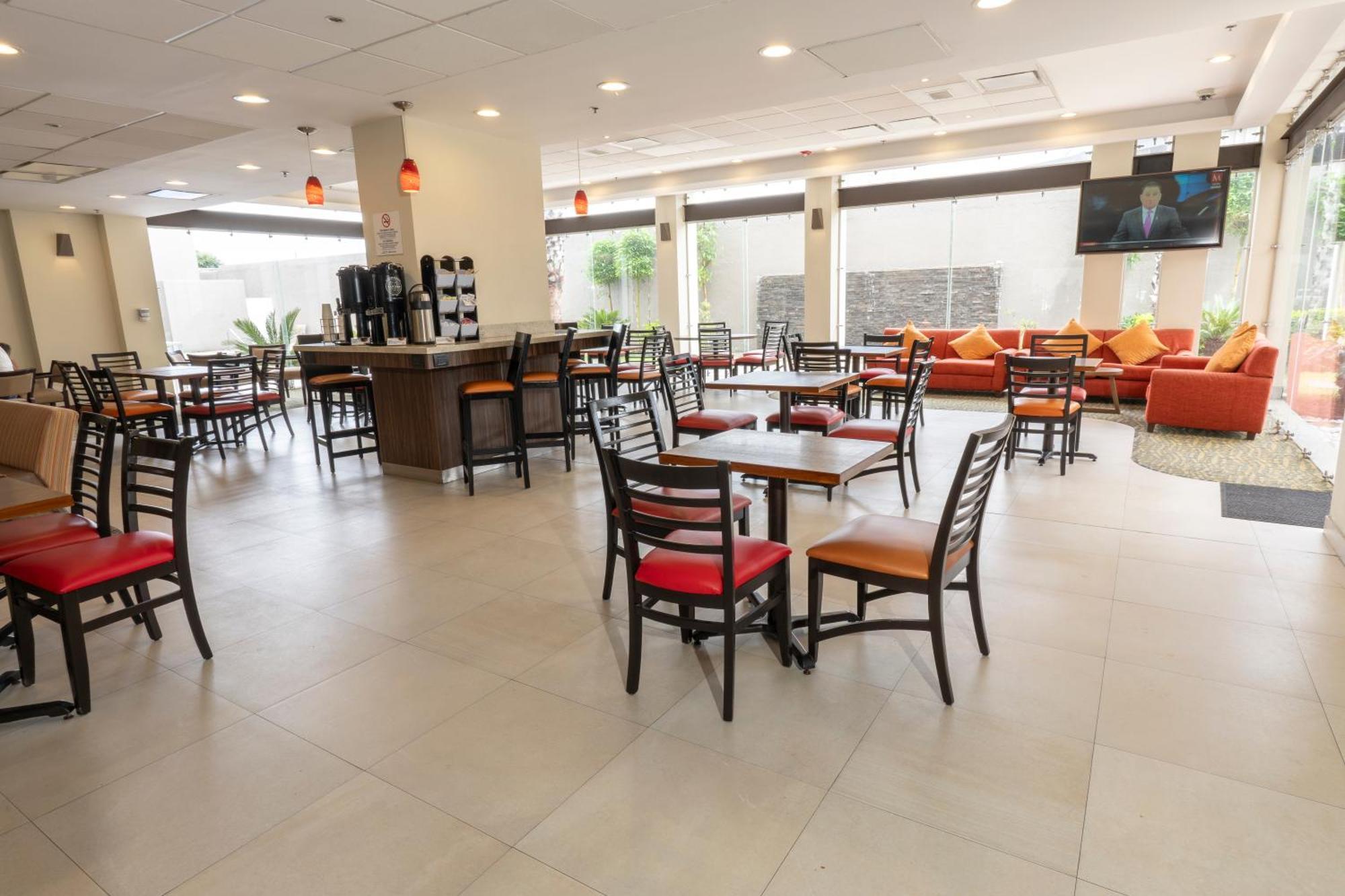 Holiday Inn Express Guadalajara Aeropuerto By Ihg Las Pintas Esterno foto