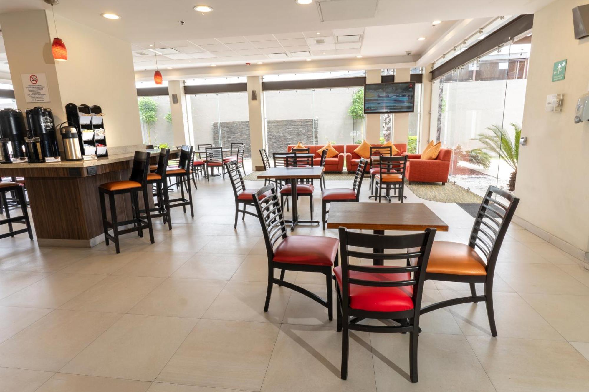 Holiday Inn Express Guadalajara Aeropuerto By Ihg Las Pintas Esterno foto