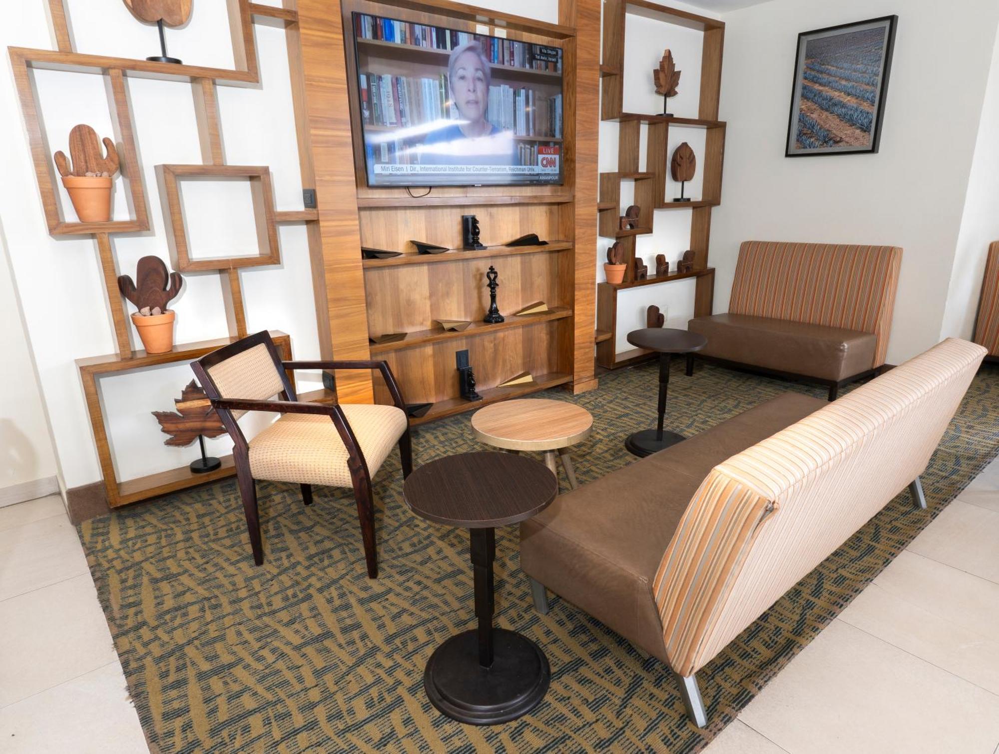 Holiday Inn Express Guadalajara Aeropuerto By Ihg Las Pintas Esterno foto