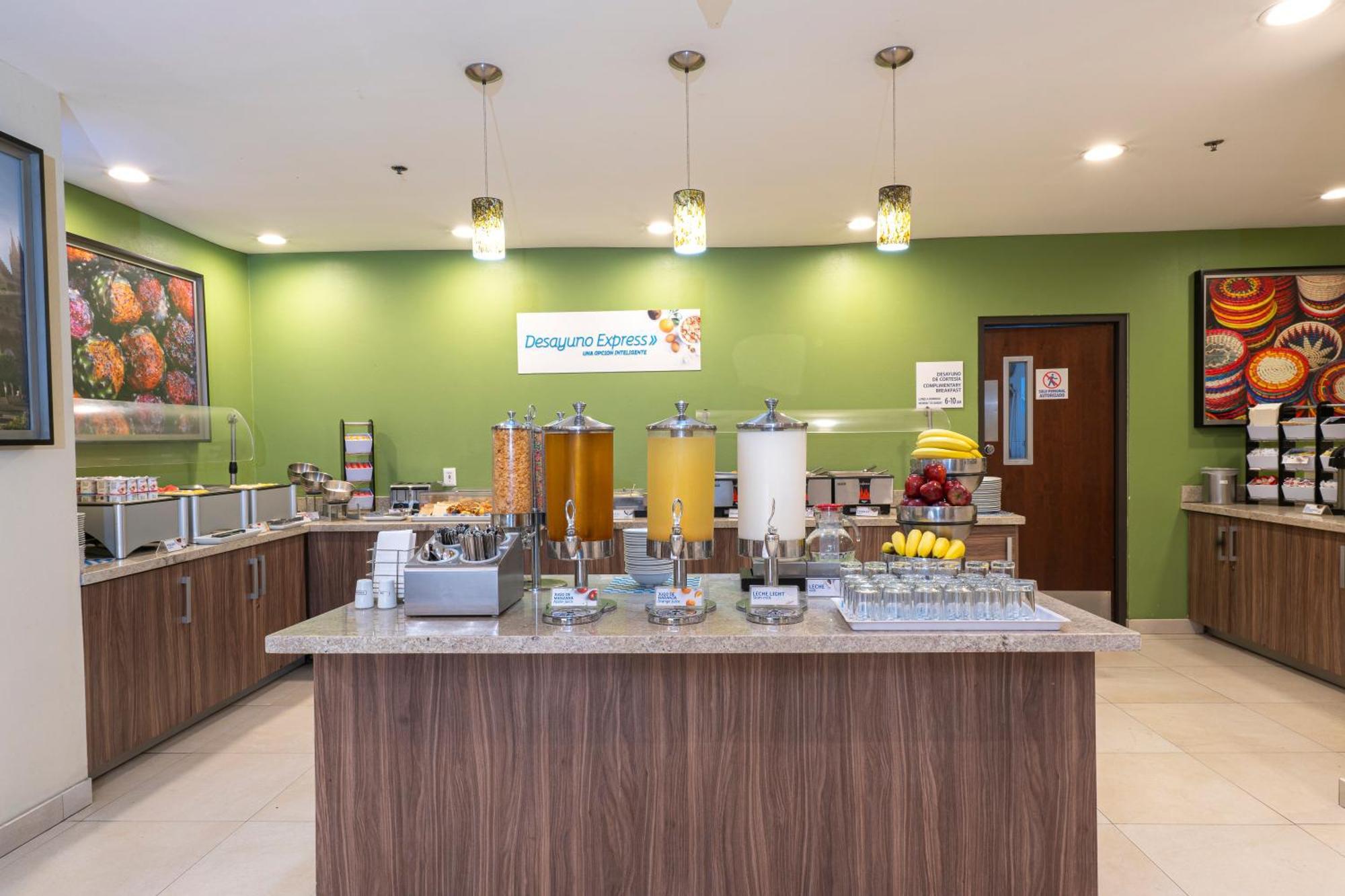 Holiday Inn Express Guadalajara Aeropuerto By Ihg Las Pintas Esterno foto