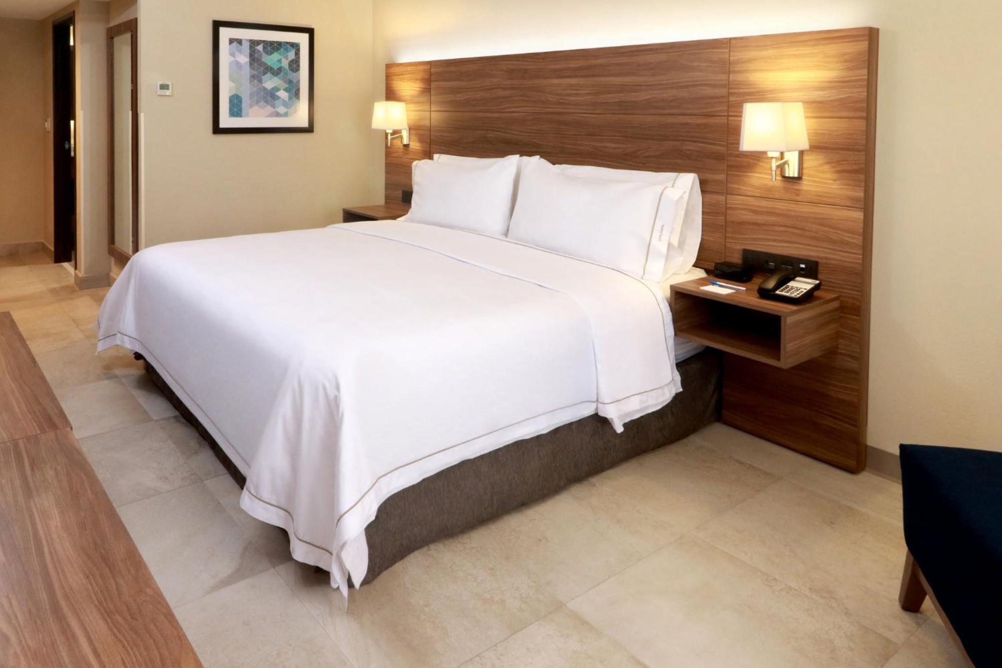 Holiday Inn Express Guadalajara Aeropuerto By Ihg Las Pintas Esterno foto